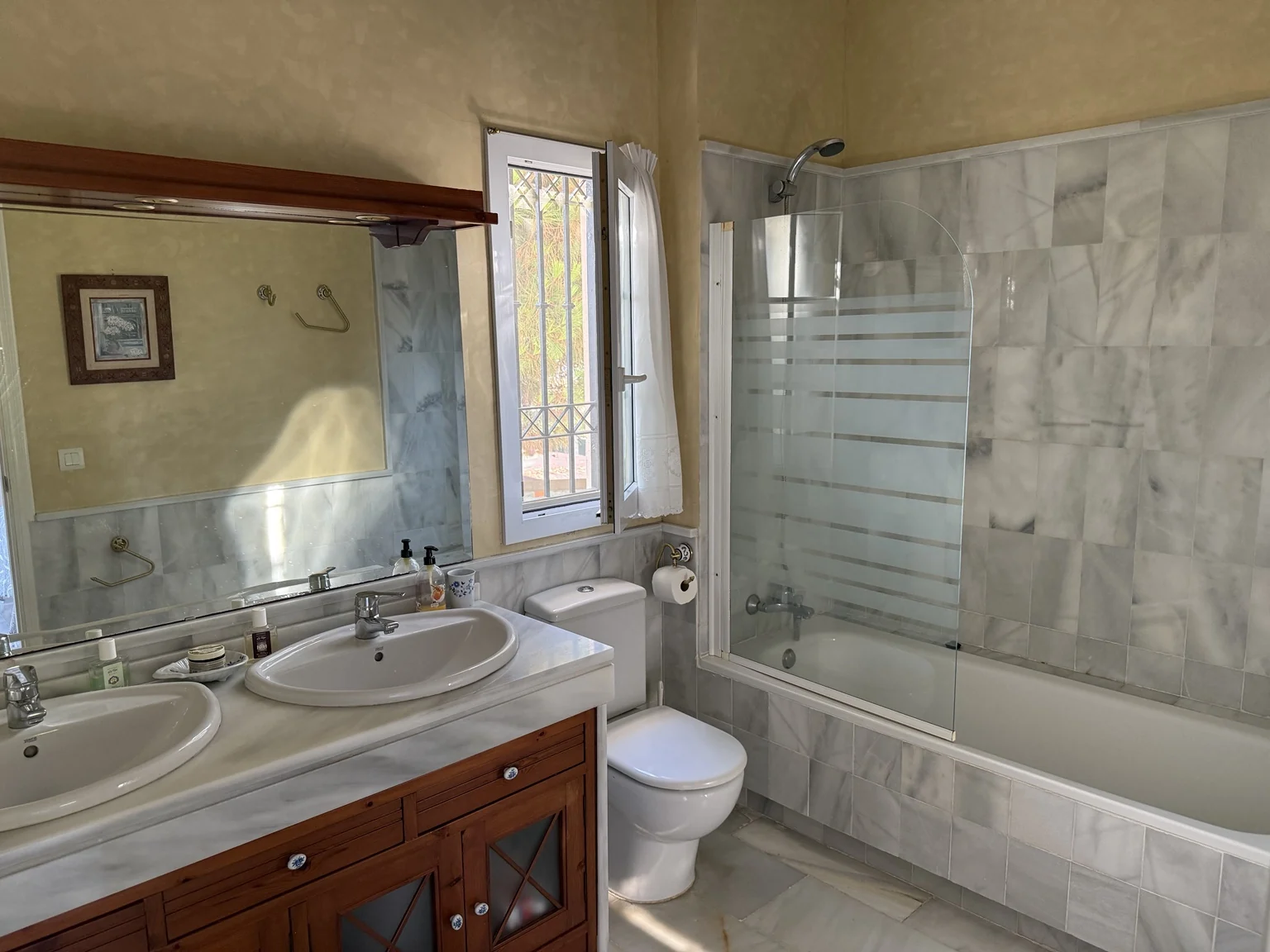 Family-suite bathroom with twin basins and bathtub