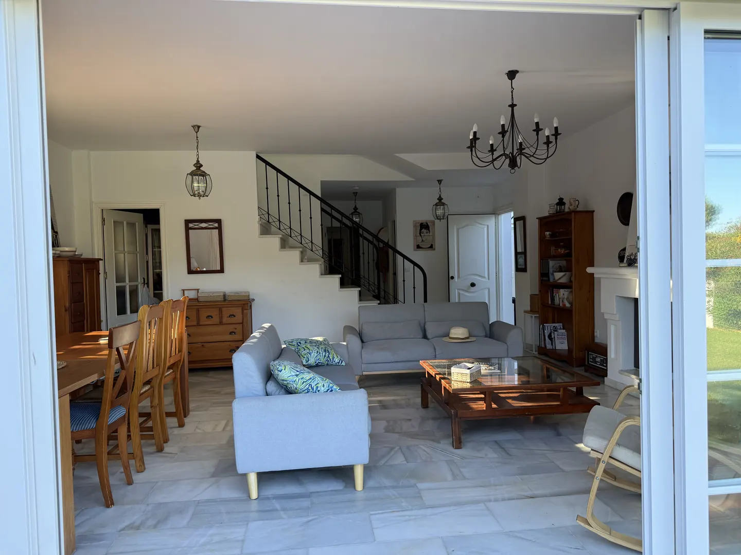 Salón de Villa ALMALE abierto al jardín