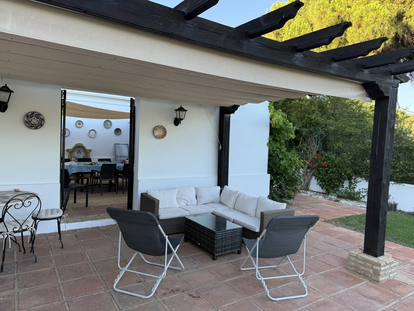 Covered terrace opening onto the garden